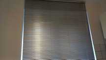 Żaluzje białe i srebrne aluminiowe okienne