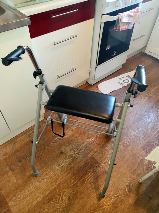 Нові, зручні,легкі фіксовані ходунці на колесах із сидінням, складані.