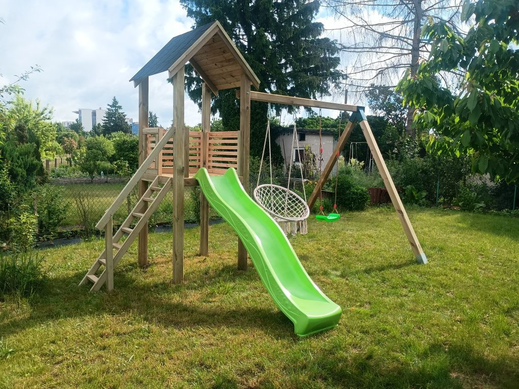 Różne place zabaw, huśtawka, ślizg drewniany domek