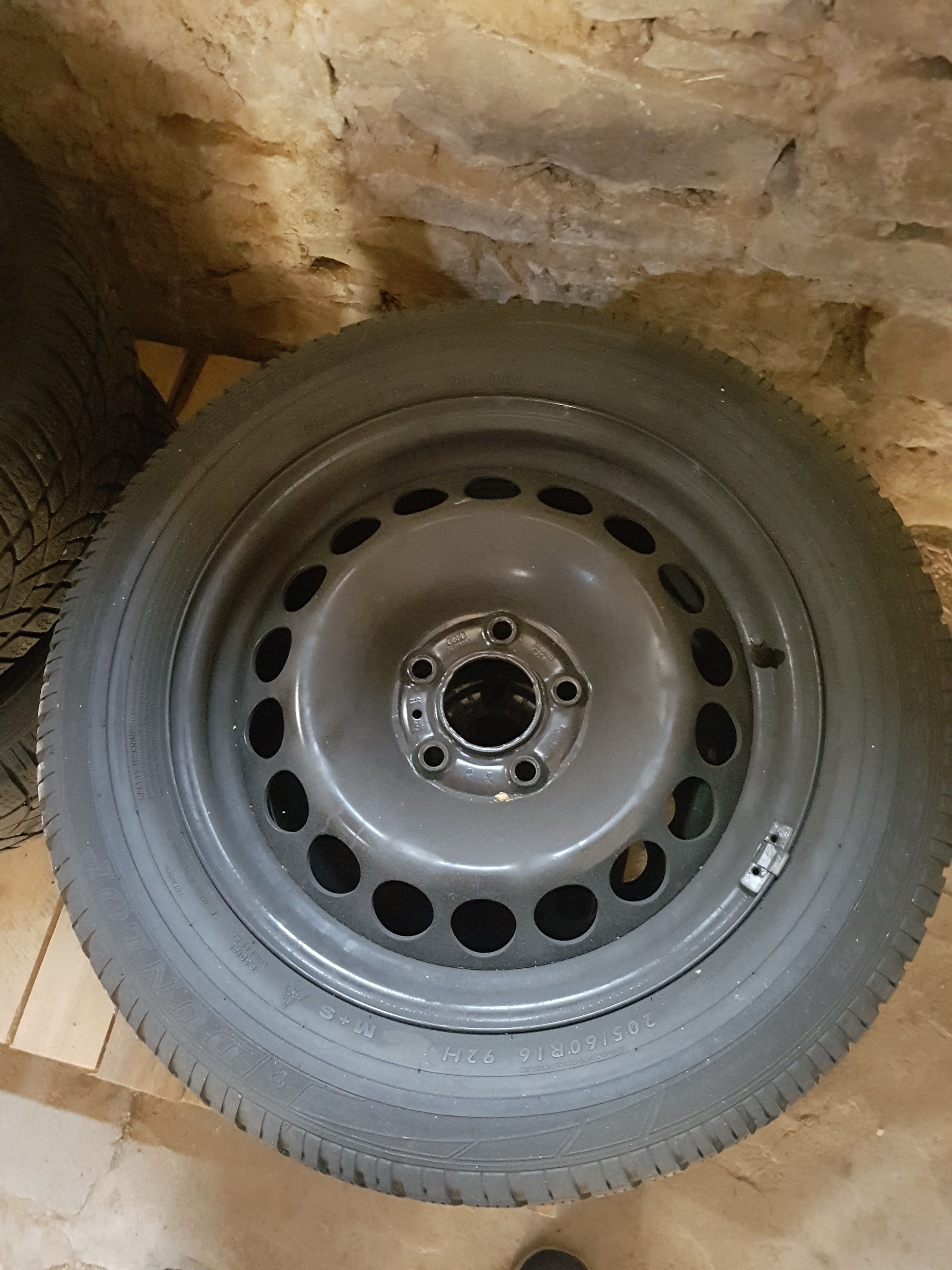 4 jantes de tampão da audi 205/60 R16 com pneus semi novos dunlop