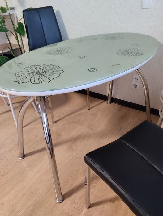 Скляний обідній стіл для родини