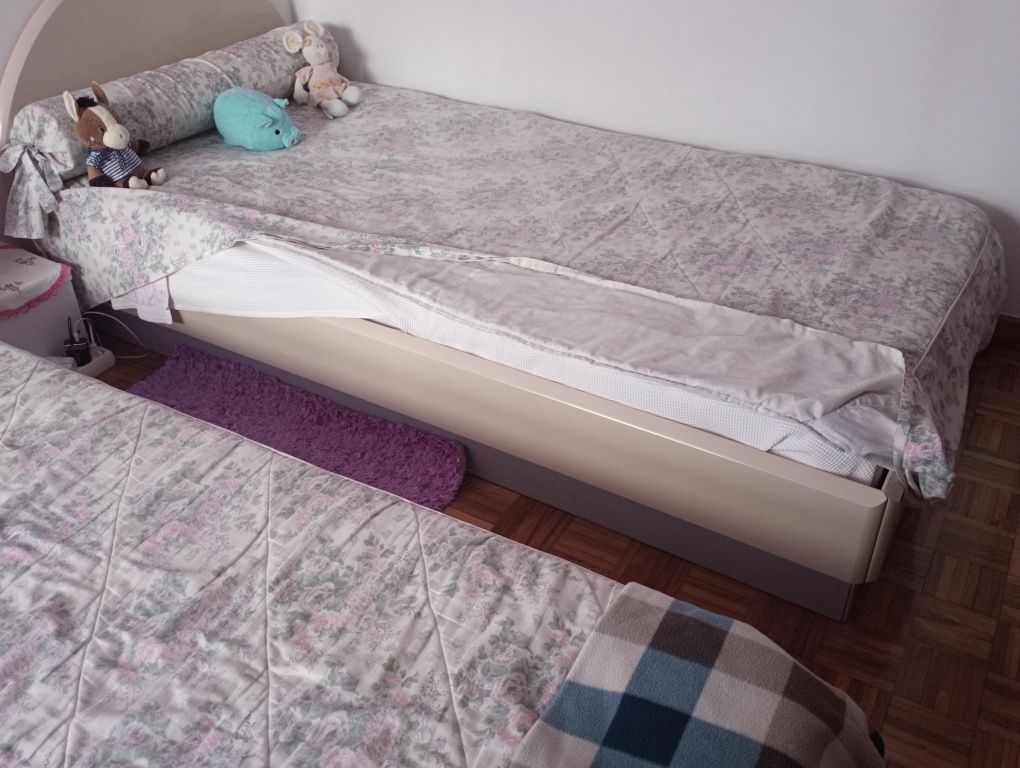 Mobilia de quarto de solteira com duas camas