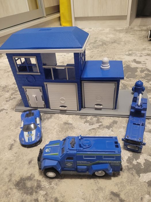 Набір "Поліцейський участок". Гараж.