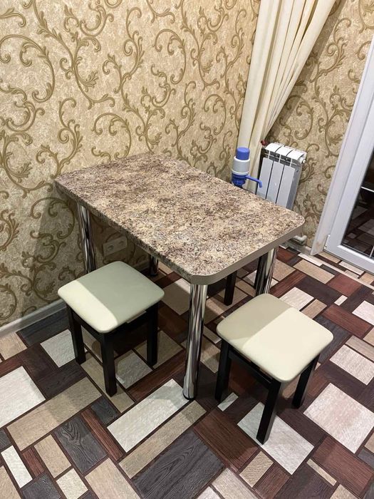 Кухонный стол со стульями