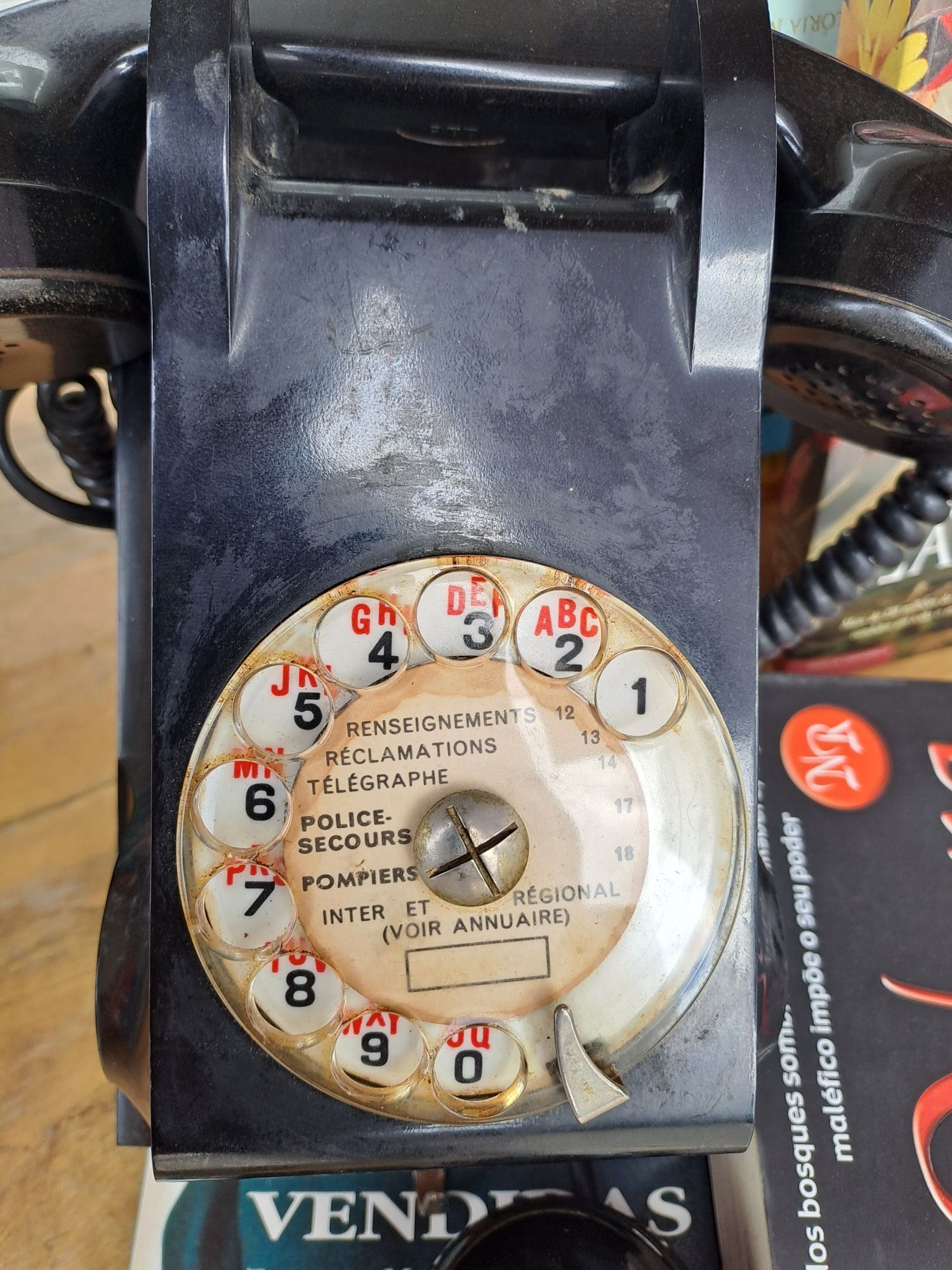 Telefone antigo de parede