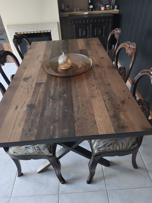 Mesa extensível em estado de nova com menos de 2 anos de uso