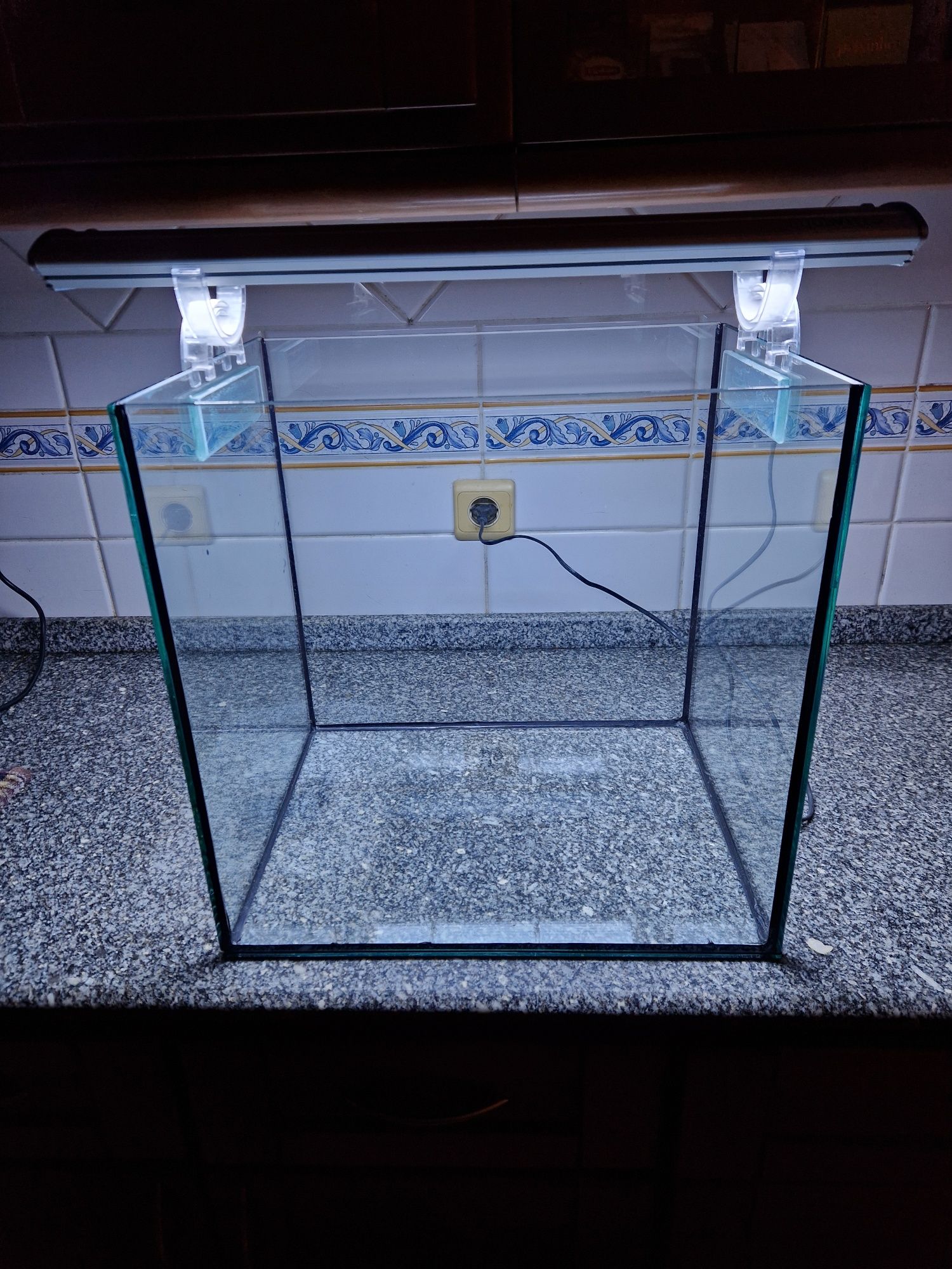 Aquário 60L com iluminação