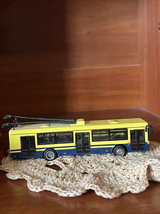 Іграшкова модель тролейбус