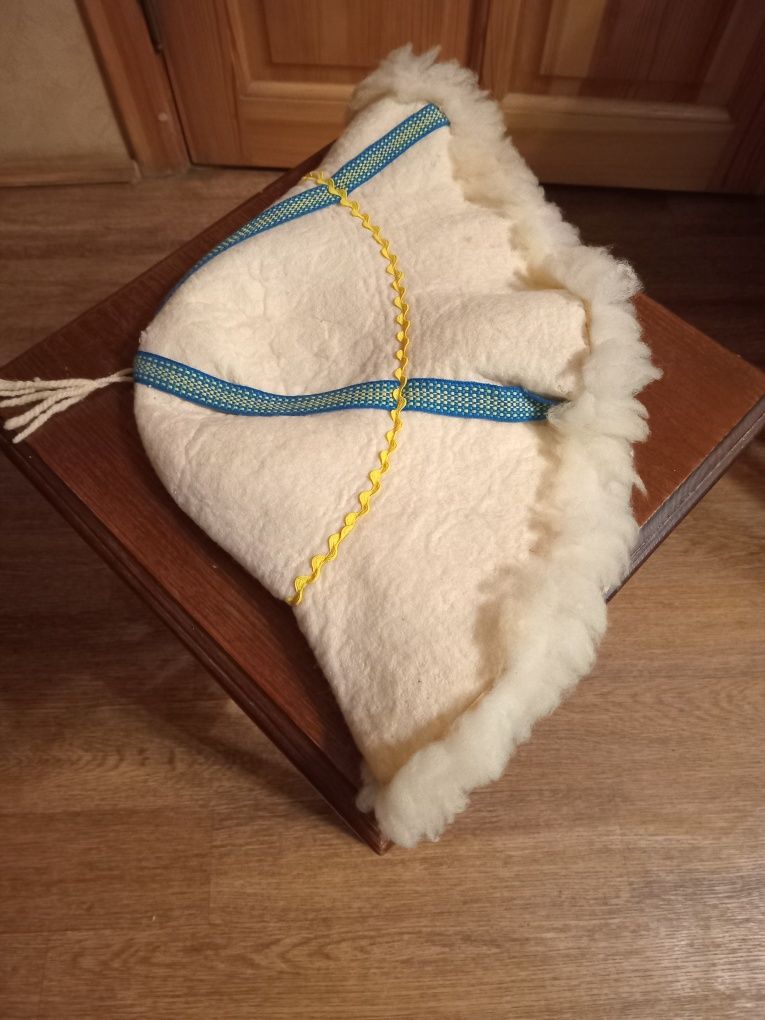 Палас куски, подставка для цветов, шапка в баню.