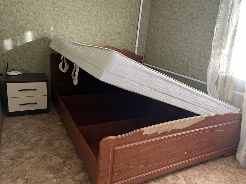 Двоспальне ліжко з каркасним матрацом з підйомником з нішею для постіл