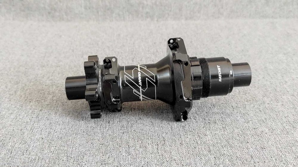 Задняя втулка Giant (DT Swiss 350 Road Disc), 24 отв.