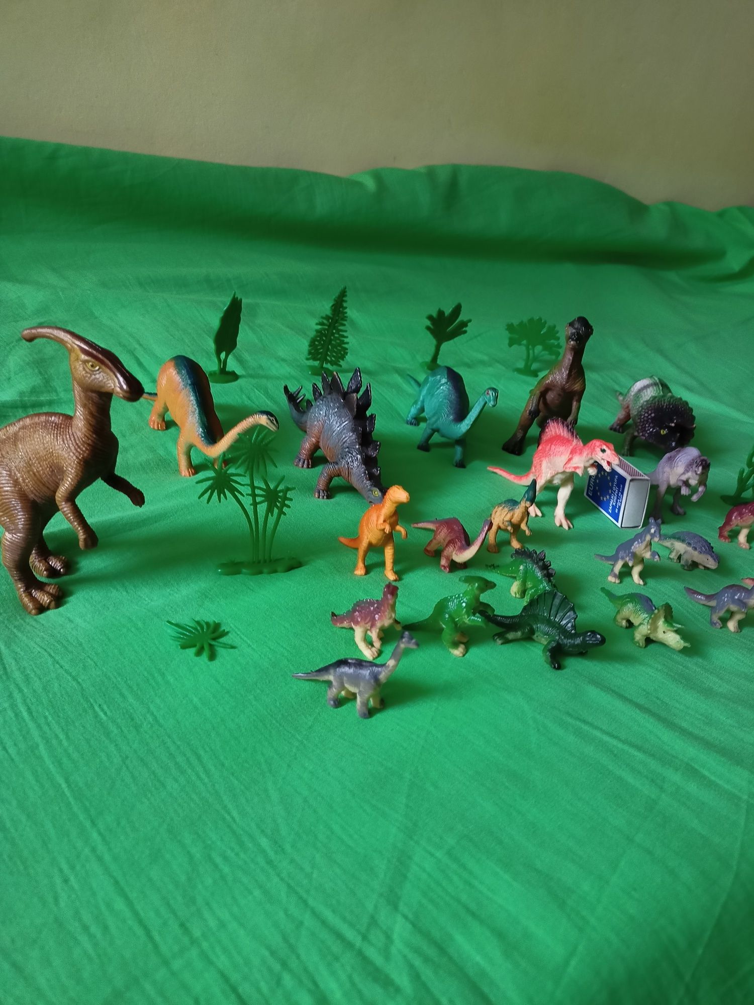Figurki dinozaurów kpl. + książka