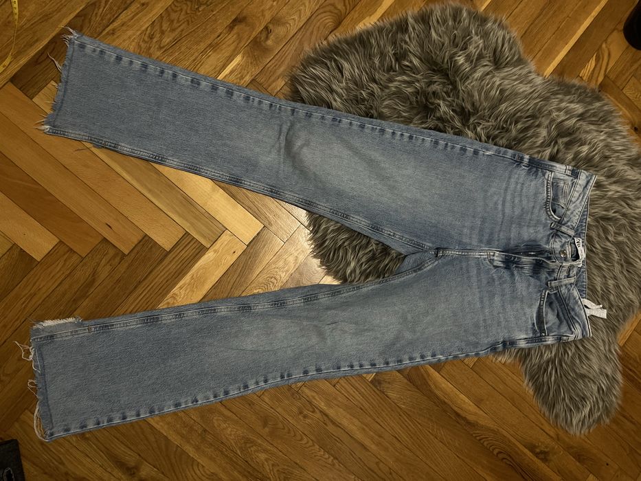 Джинси зара у оголошенні дві моделі.