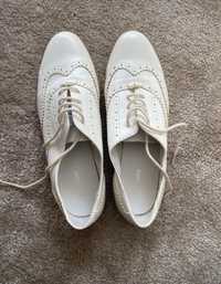 Białe skórzane buty