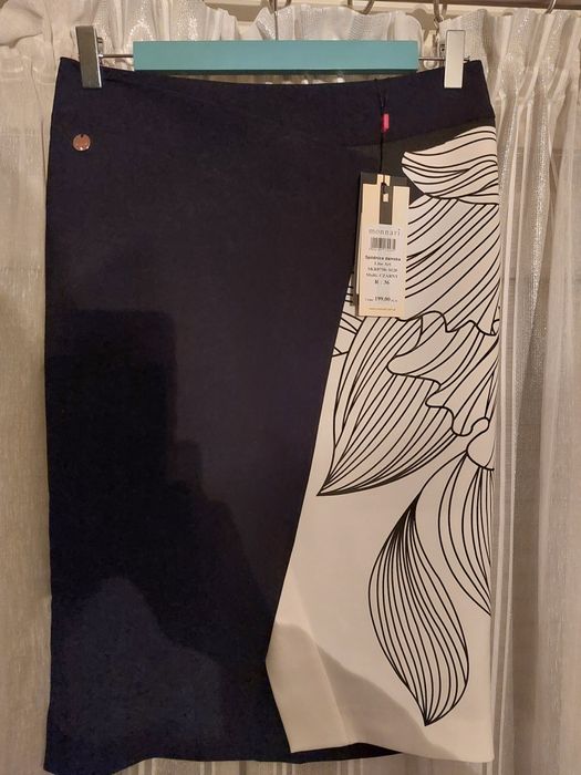 NOWA Ołówkowa spódnica z kwiatem MONNARI, rozm. 36