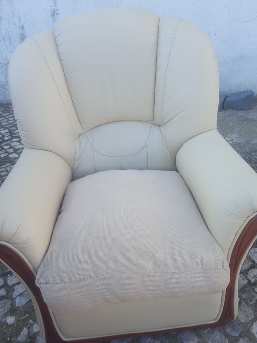 Sofá  em cabedal beje novo e  de marca