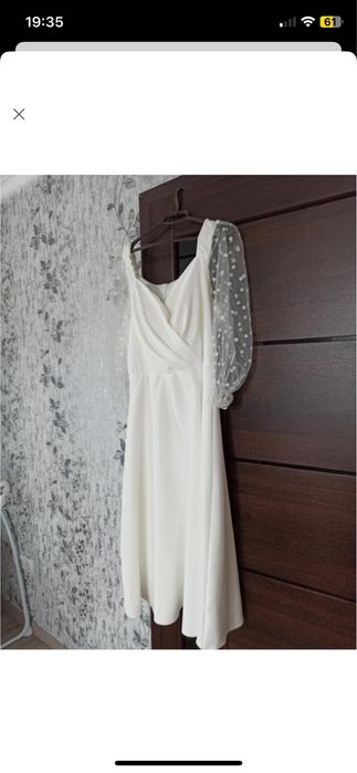 Біла сукня.