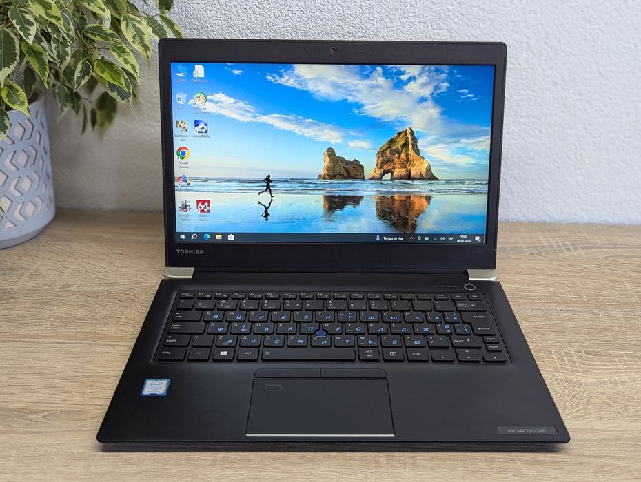 Гарний, стильний ноутбук Toshiba Tecra x30-D. Має сенсорний екран.