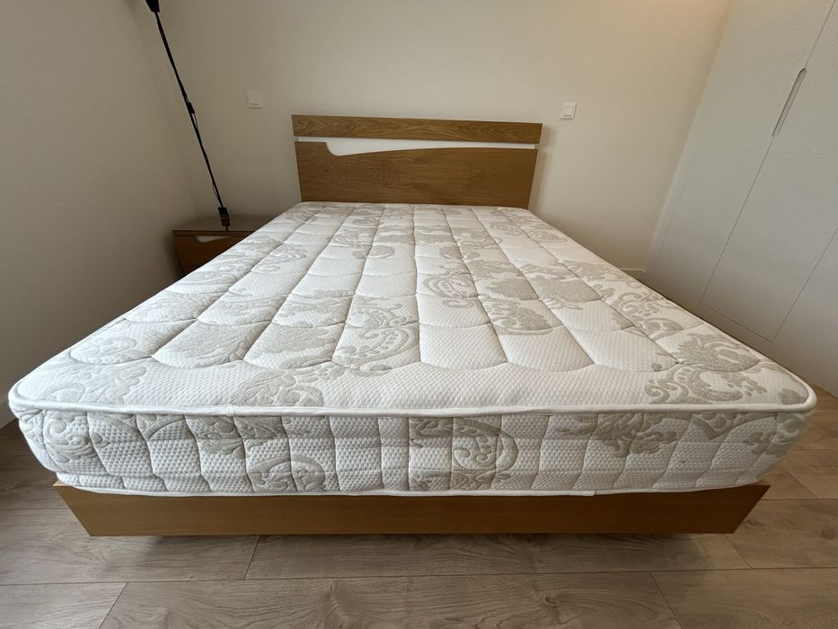 Cama casal + Mesa cabeceira