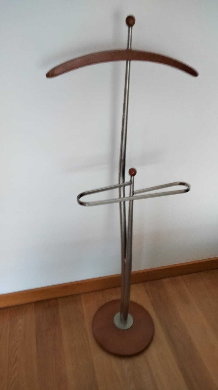 Cabide de pé para roupas
