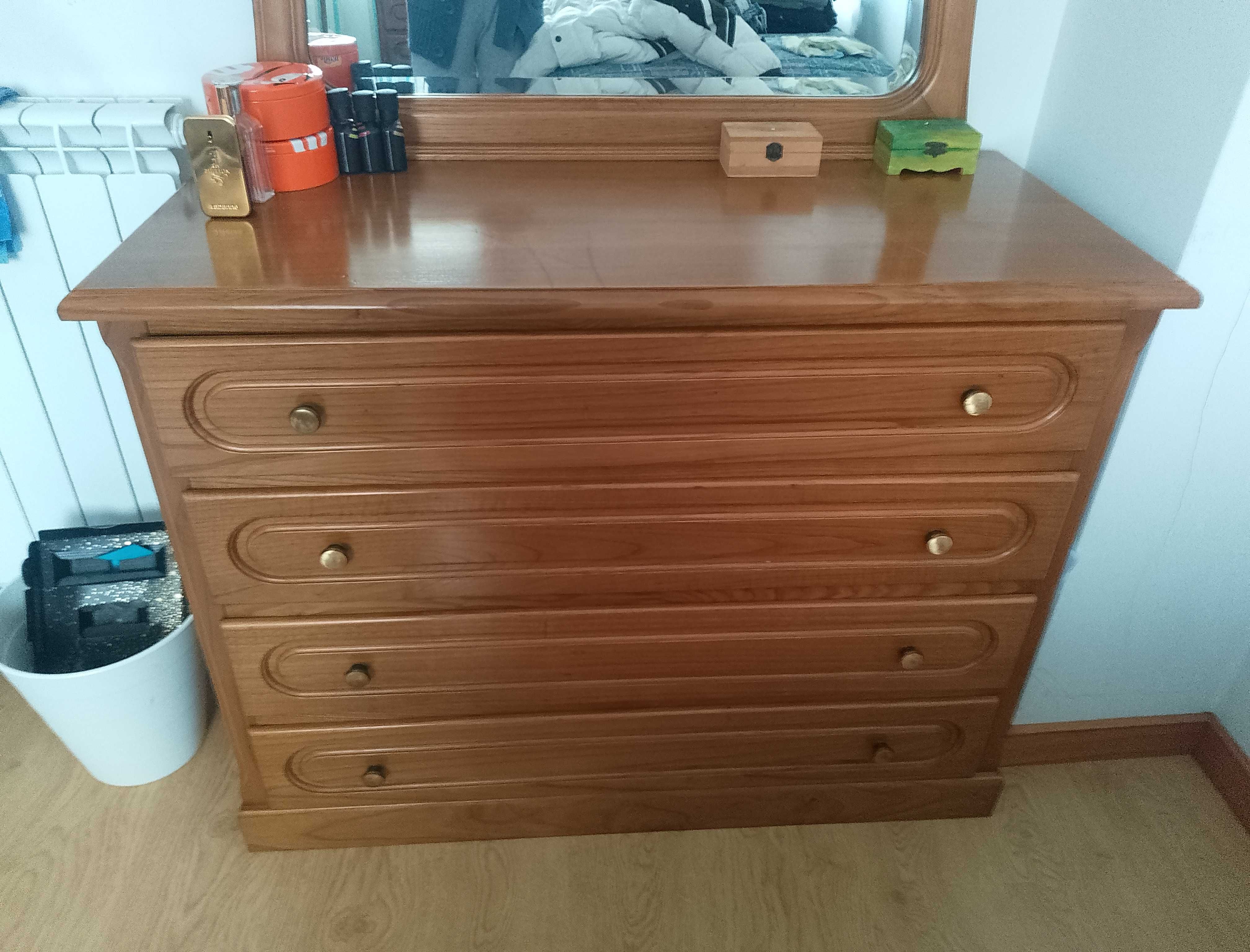Cómoda com 4 gavetas e espelho
