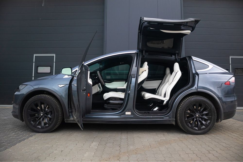 Продам Tesla Model X 2016 року випуску з CSS 2