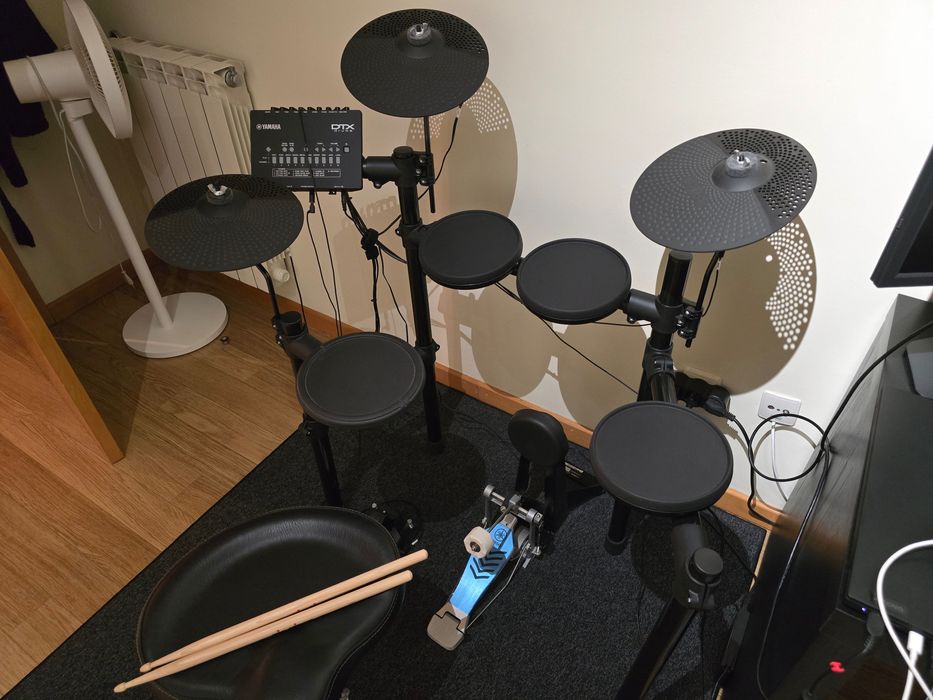 Bateria Electrónica Yamaha DTX-452K + tapete e assento