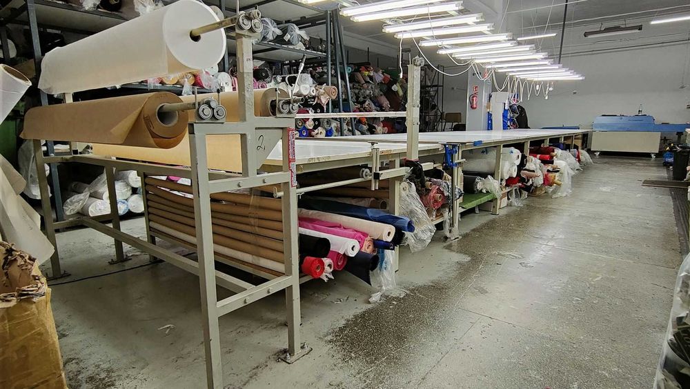 stół krawiecki z odkrawaczem do lagowania i krojenia, krojczy, roboczy