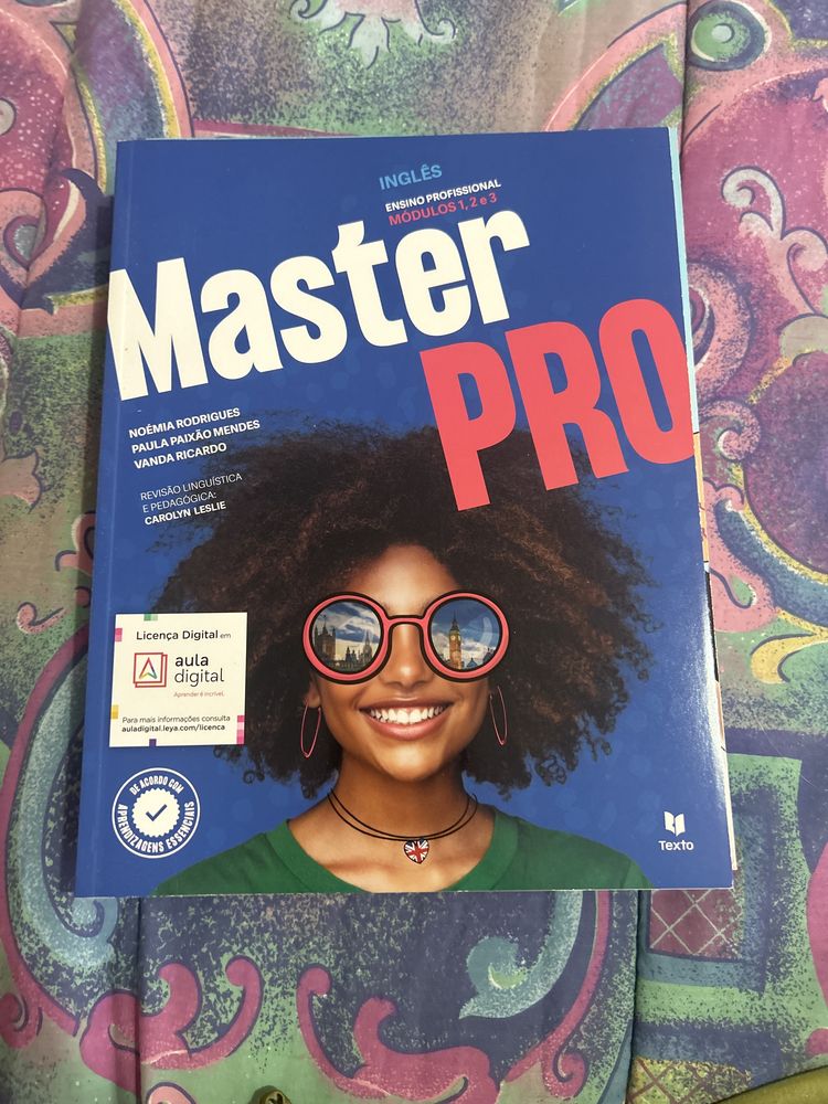 Manuais 10 ano de Ingles /Portugues /Fisica e Quimica e dois de matema