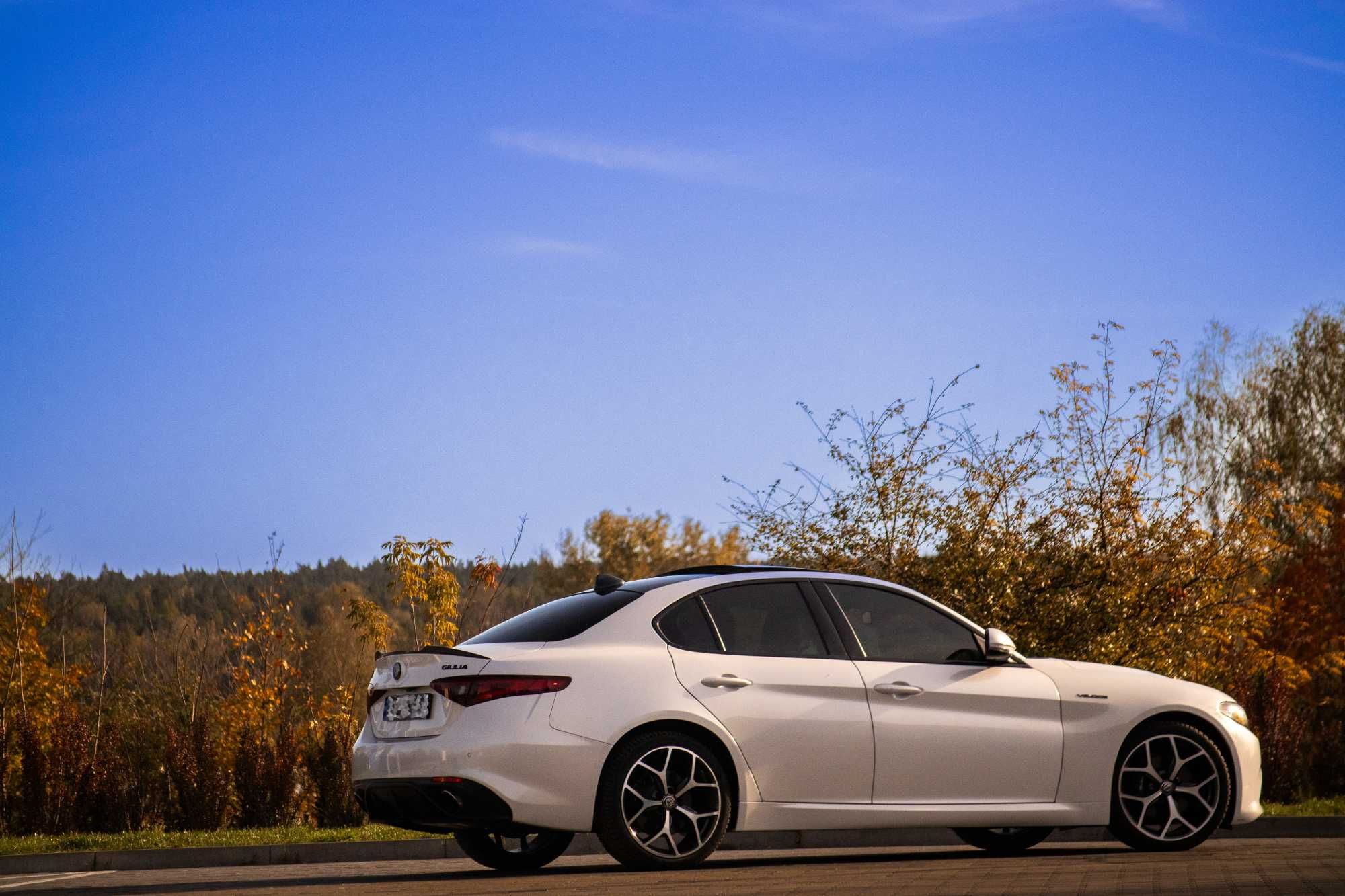 Auto do ślubu Alfa Romeo Giulia – elegancja i styl w wyjątkowym dniu!