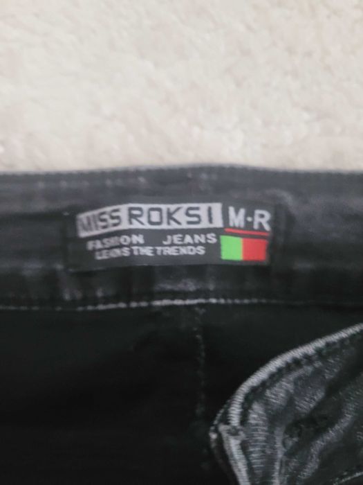 Жіночі чорні джинси