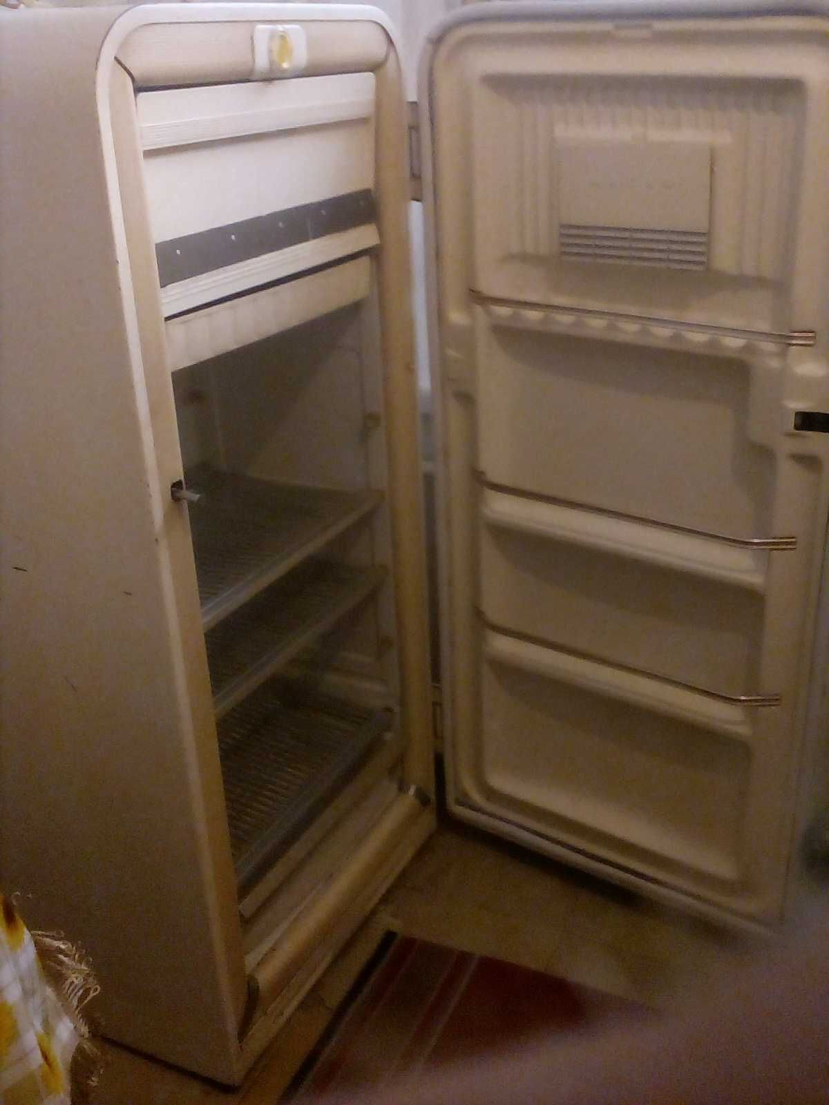 Холодильник ЗИЛ москва. Рабочий . Новый уплотнитель на дверях.
