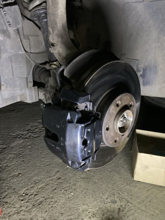 Суппорта на BMW E70 X5 3.0 (правий та лівий, задній та передній)