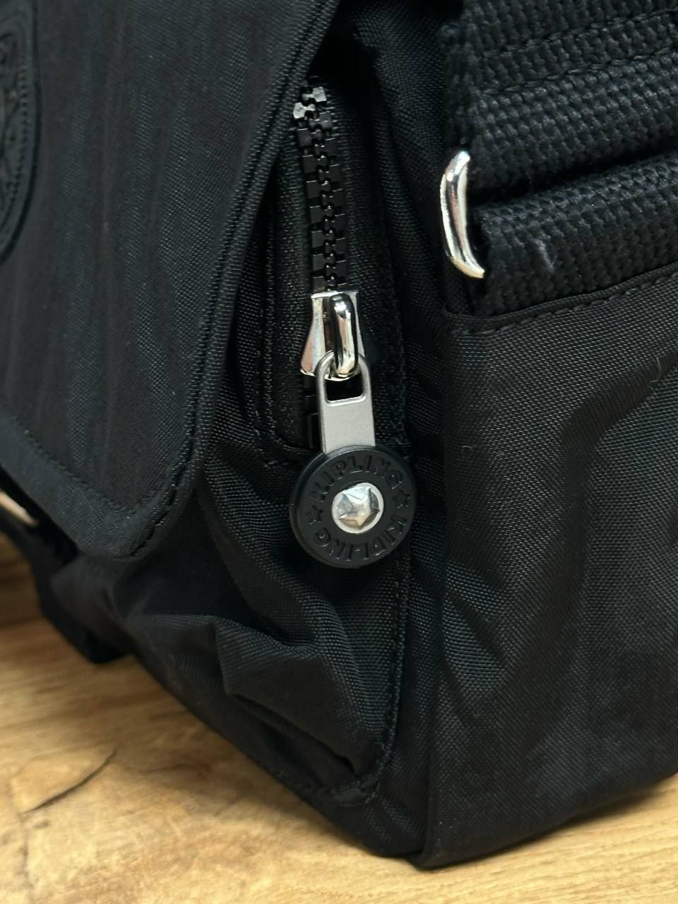 Функціональна сумка Kipling з брелком