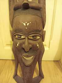 Máscara africana de feiticeiro em pau santo. GRANDE.