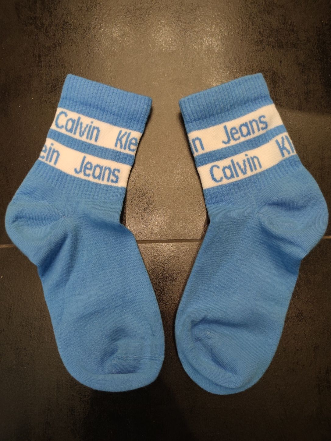Damskie skarpetki Calvin Klein w ślicznym niebieskim kolorze.