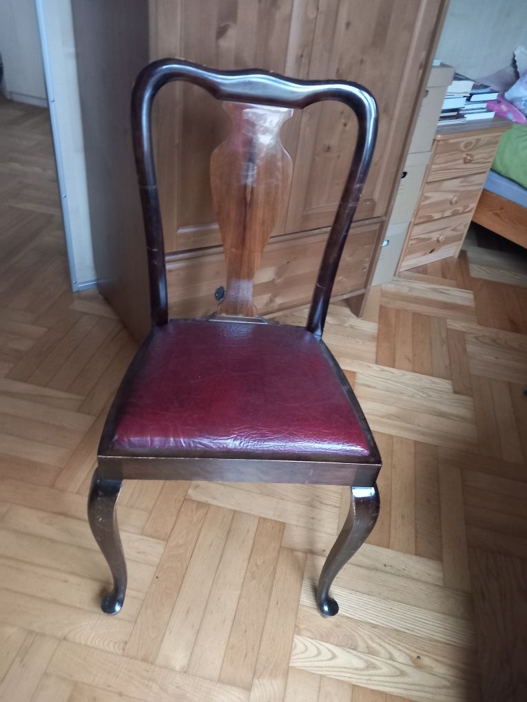Krzesło drewniane.