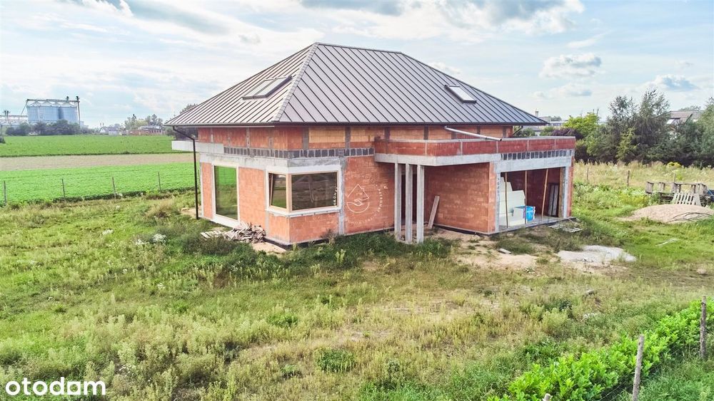 Dom w stanie zamkniętym z projektem wnętrza.