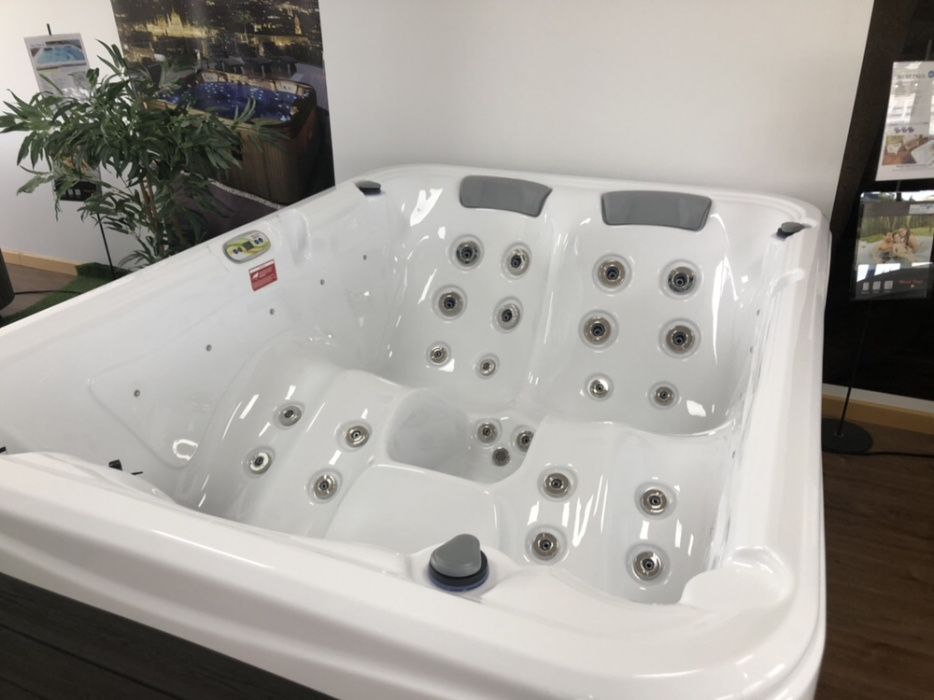 Jacuzzi spa hidromassagem 3 lugares com baixa de preços contacte-nos