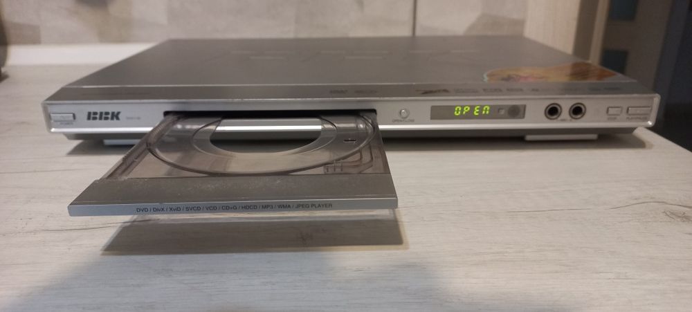 DVD плеєр,тюнер.