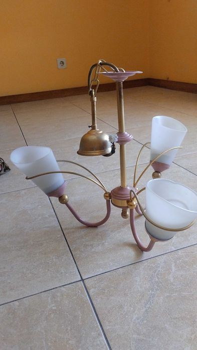 Candeeiro de tecto mais 2 mesinhas de cabeceira em bom estado