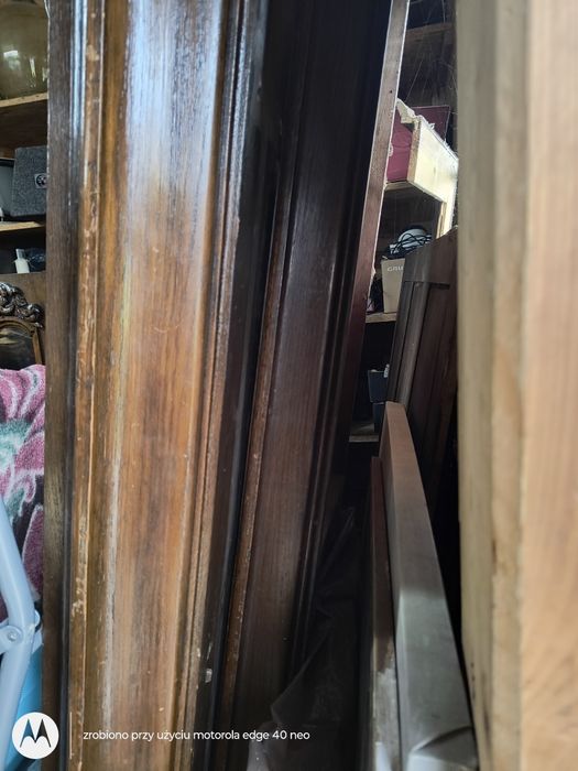 Stara drewniana szafa z biblioteczką