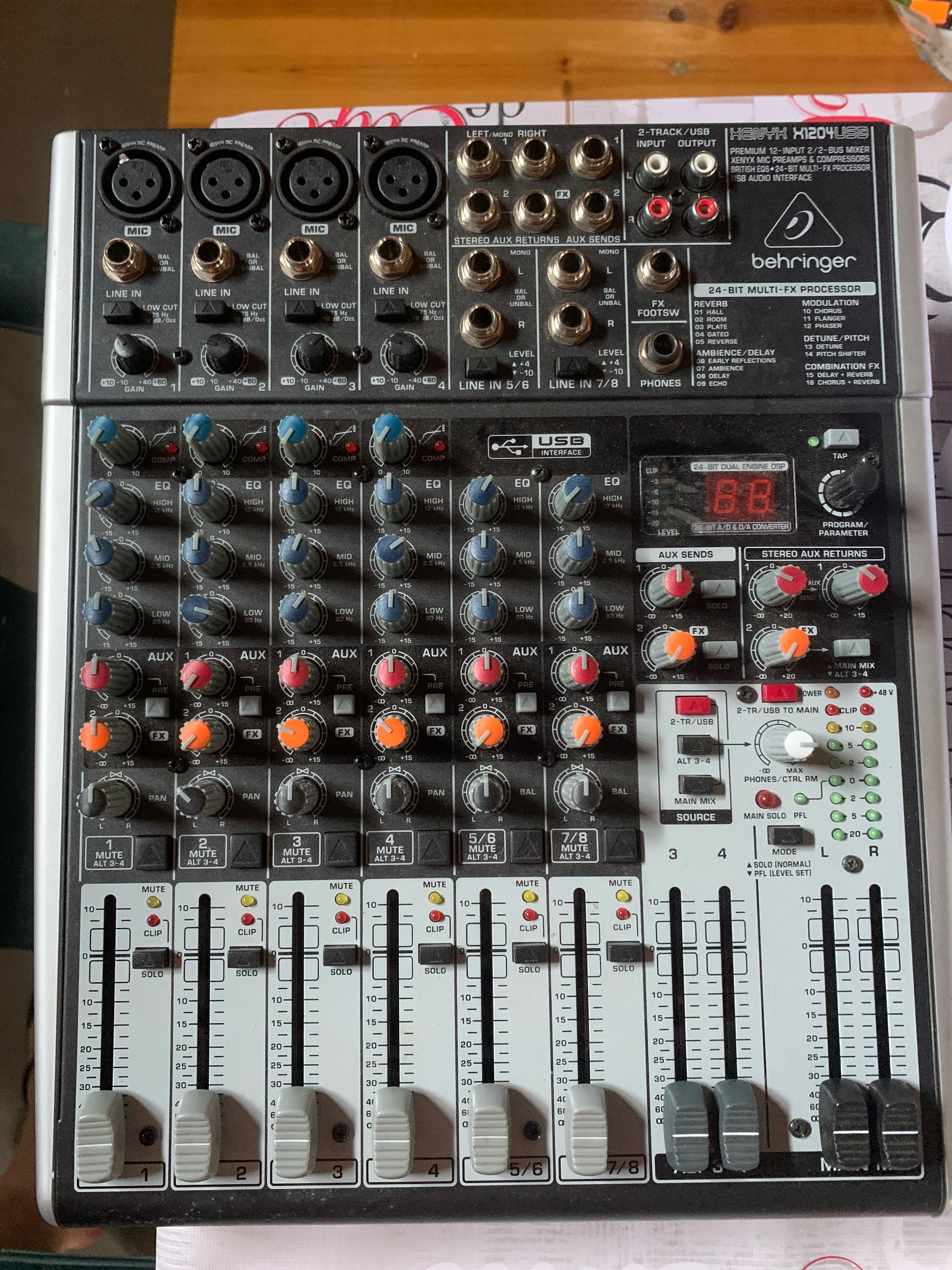 Korg pa300 + mesa behringer x1204 usb 12 canais