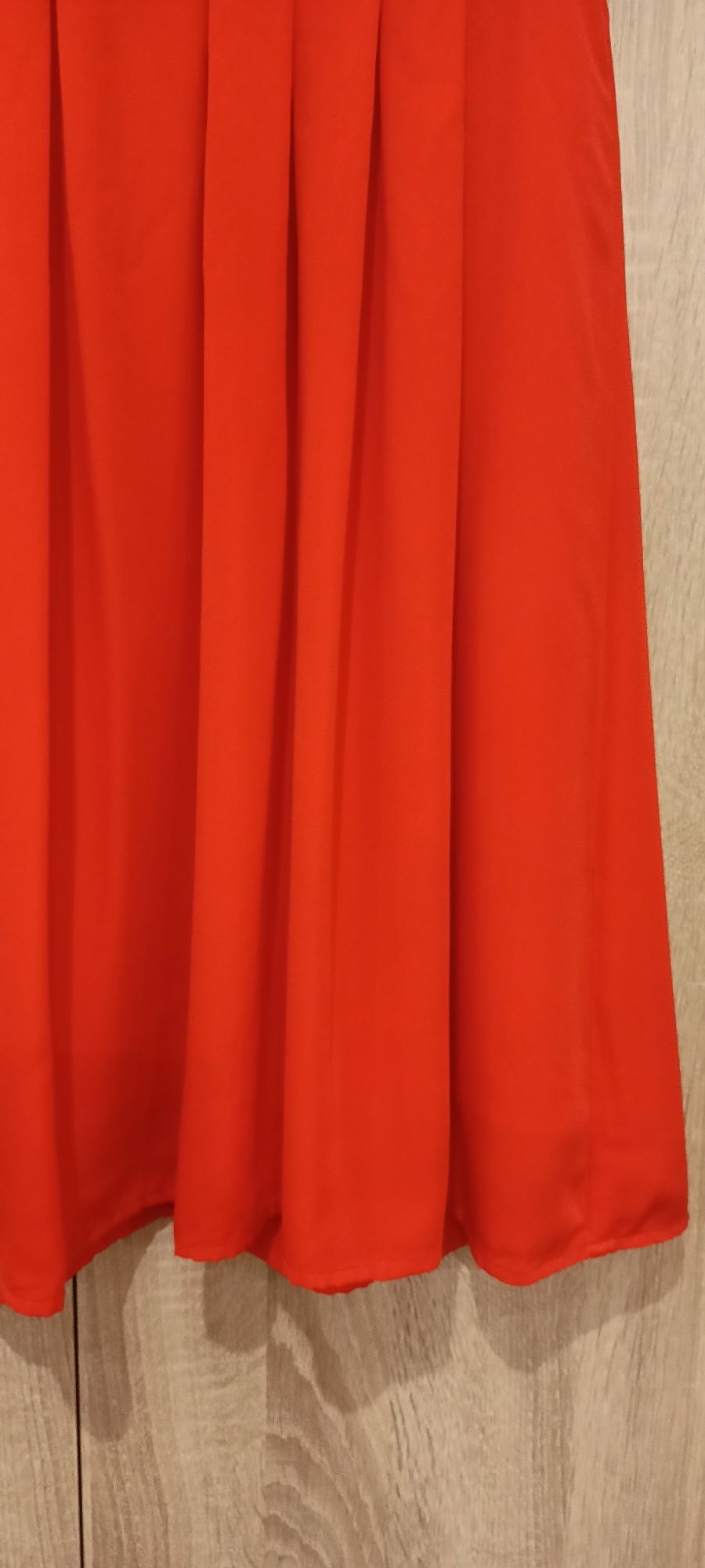 Czerwona plisowana sukienka
