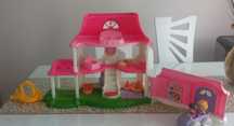 Interaktywny domek Little People Happy Sounds firmy Fisher-Price.