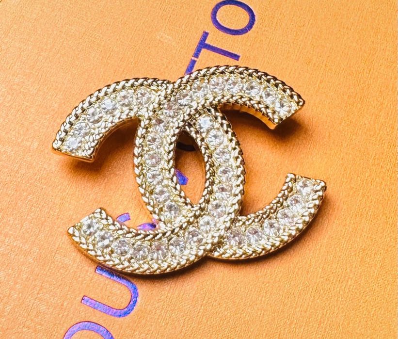 Broszka CC złota z cyrkoniami