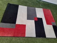 Tapete preto branco, cinzento e vermelho