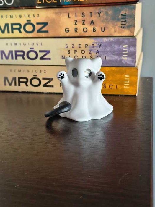 Urocza figurka duszek-kotek