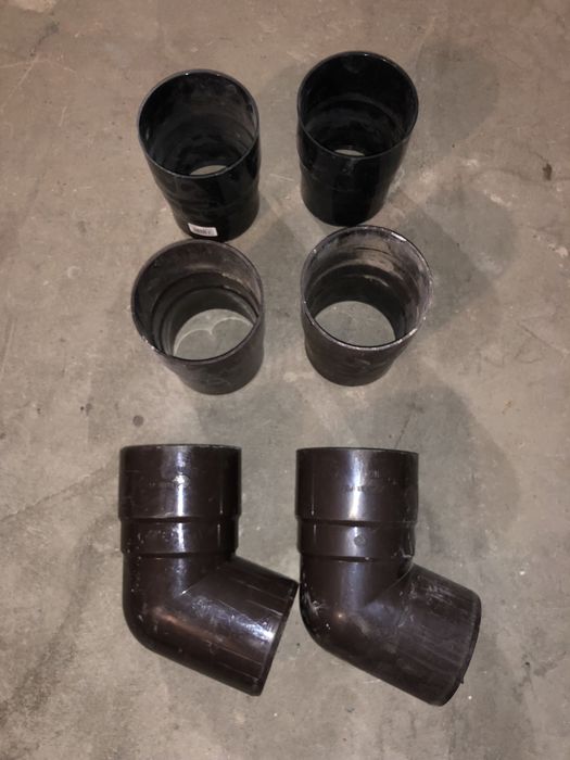 Łącznik rury spustowej i kolanko.