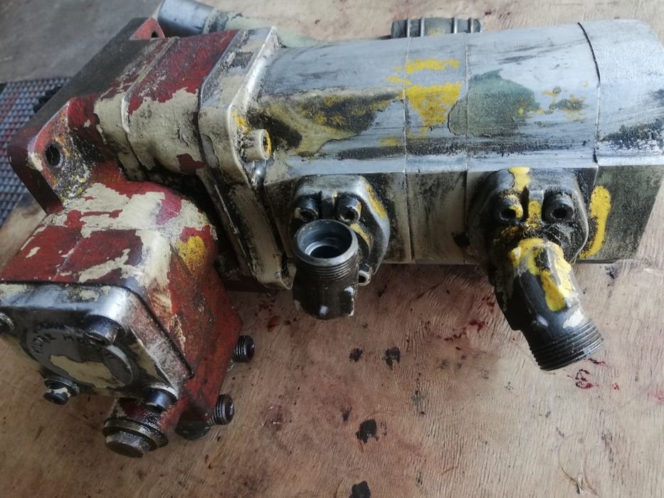Starocie stara pompa hydrauliczna
